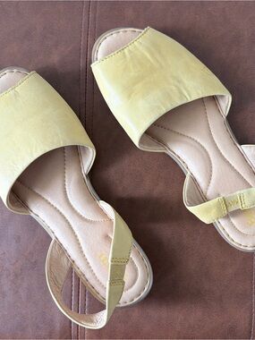 Born Trang Butter Yellow Leather Slingback Peep Toe Flat Sandals Size 11M EUC